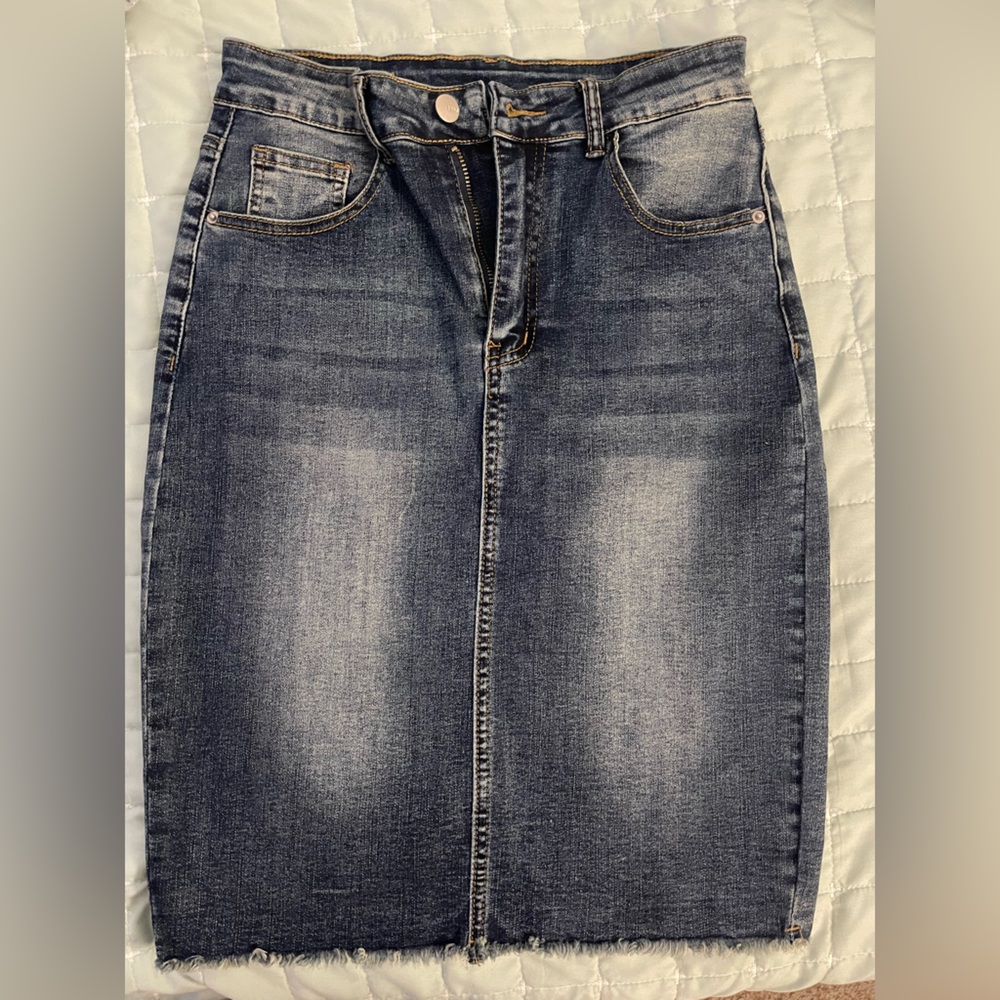 Elegant Denim Blue Pencil Skirt with Tailored Fit